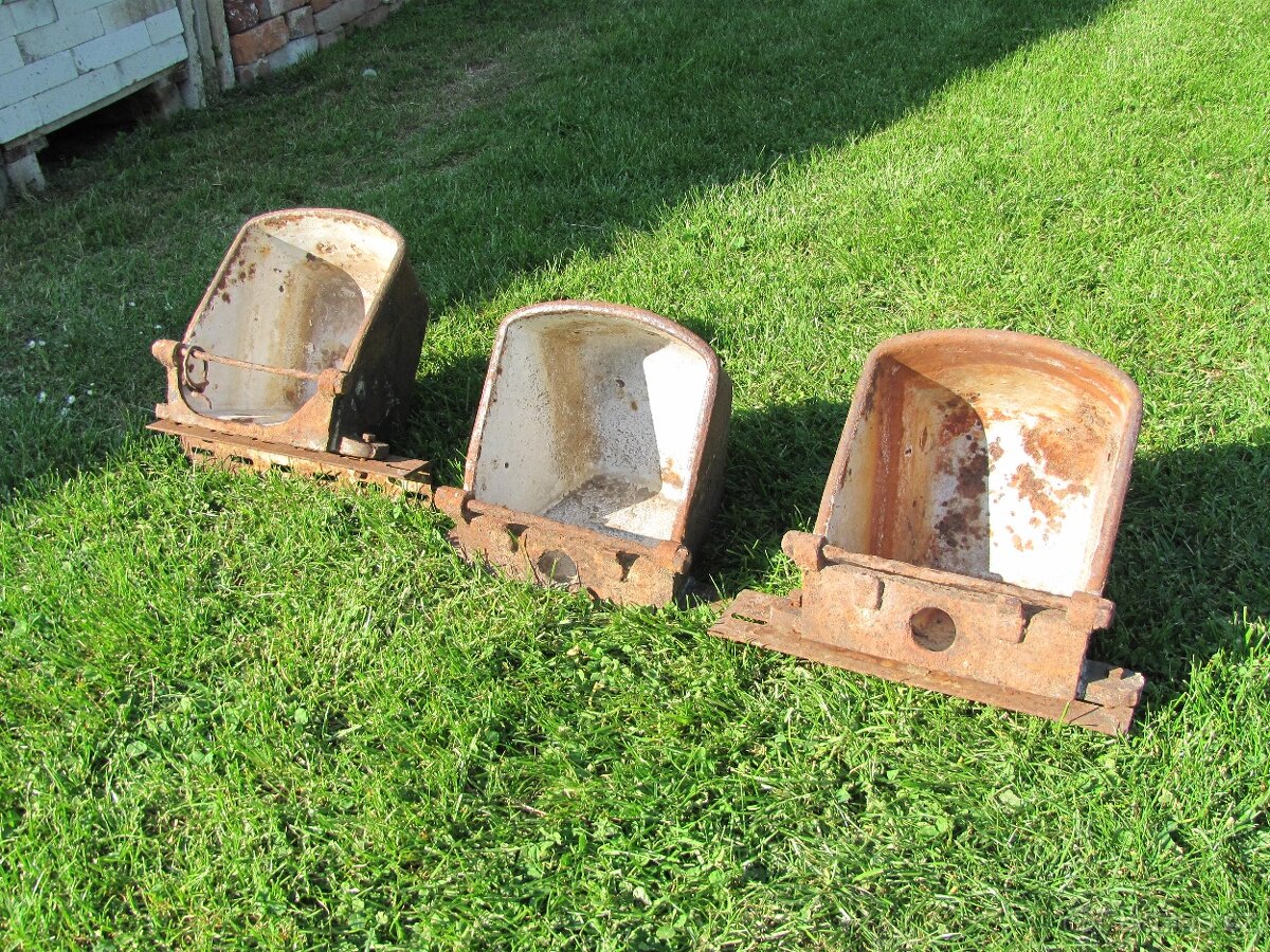 Staré litinové napáječky - 2