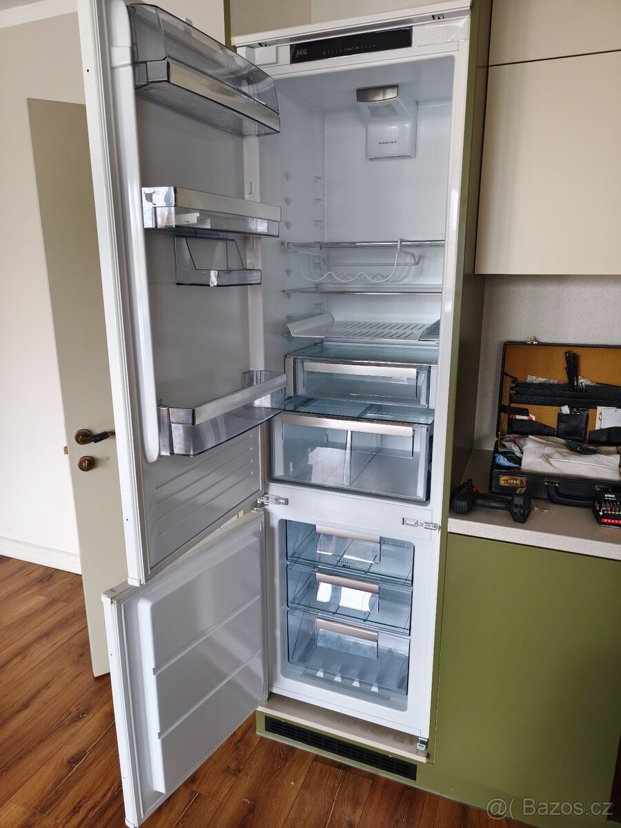 V záruce Lednice AEG 273L vestavěná, - 2