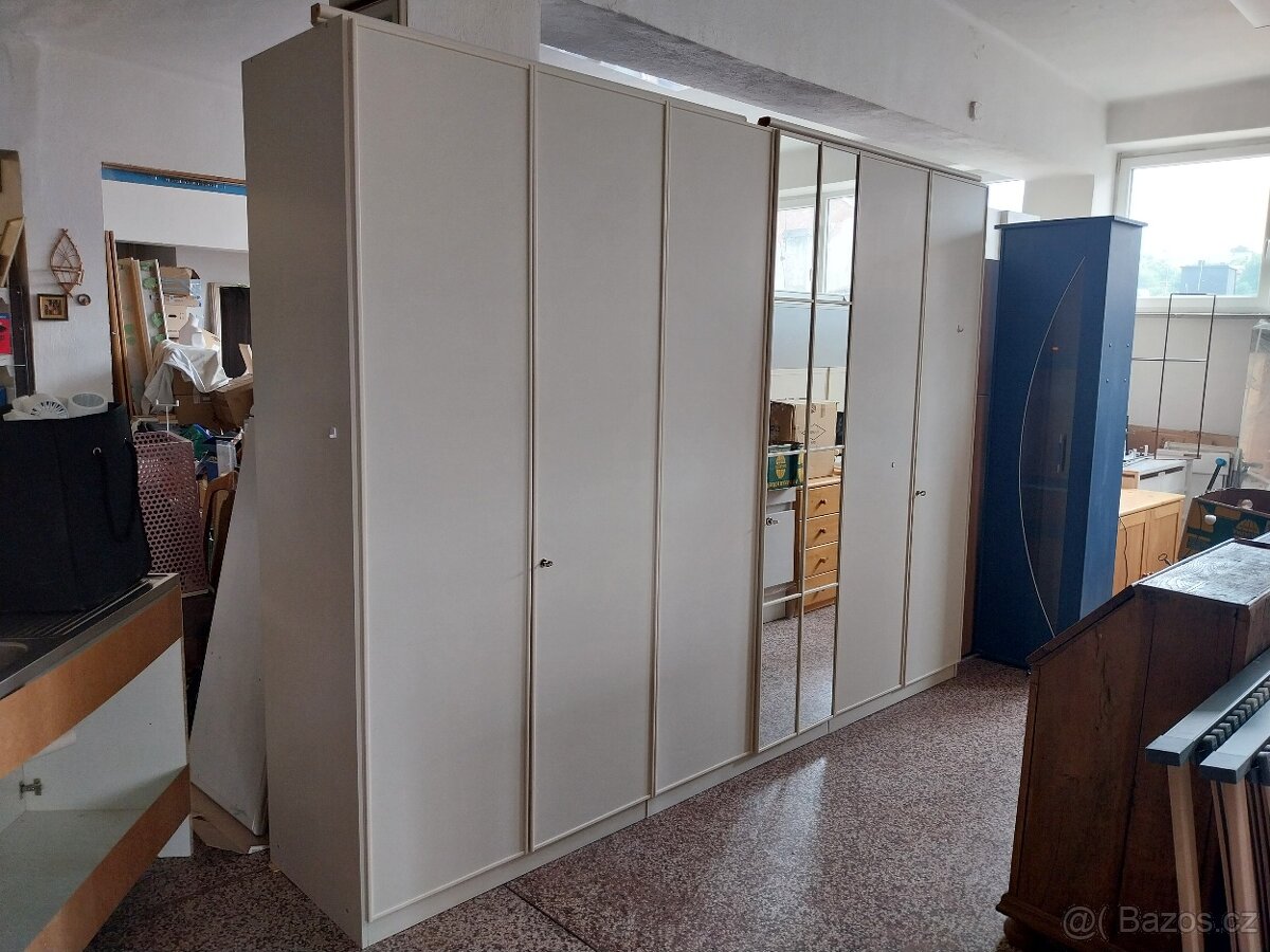 Velká bílá šatní skříň - 2