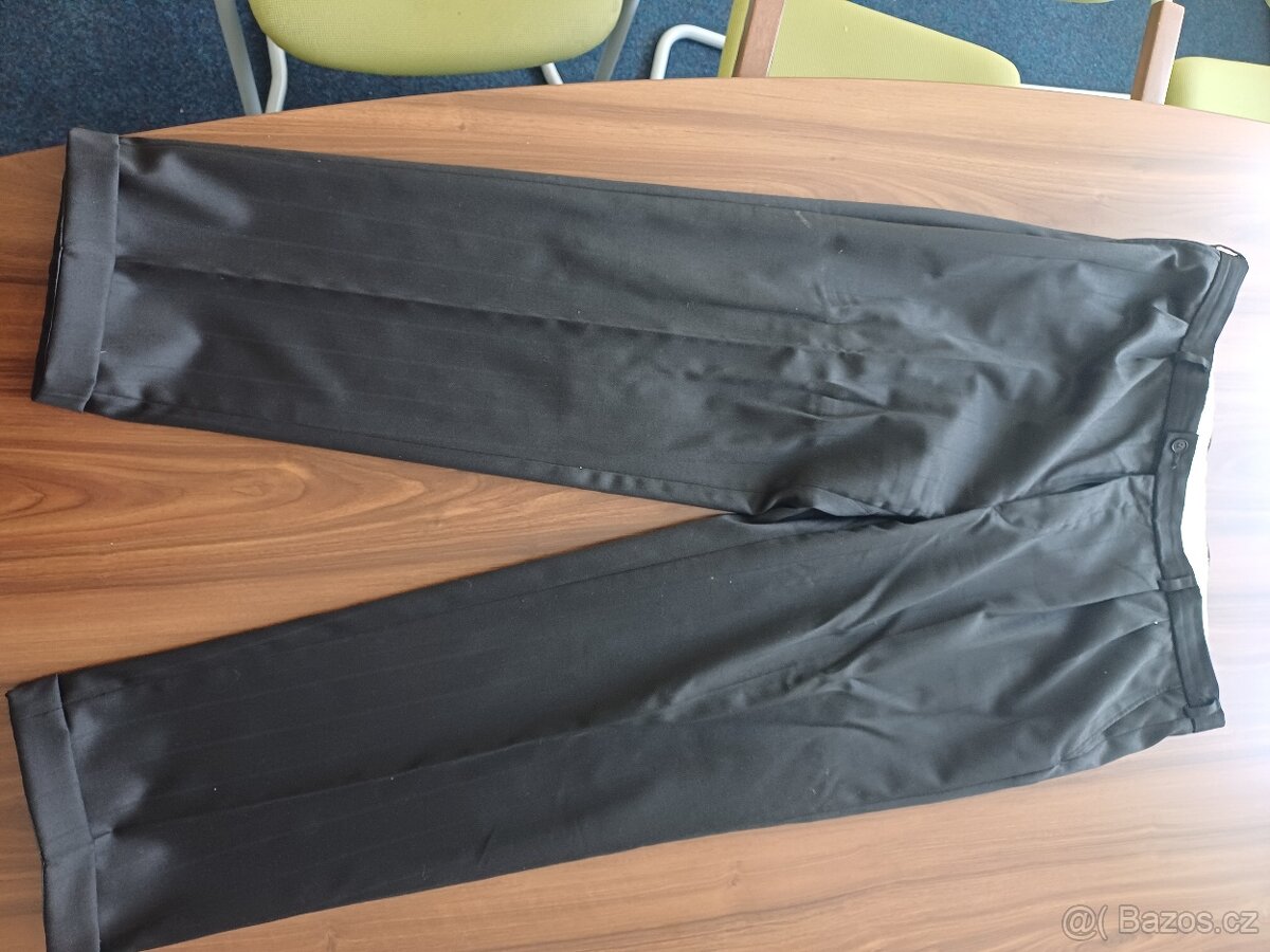 Tmavý pánský oblek - 2