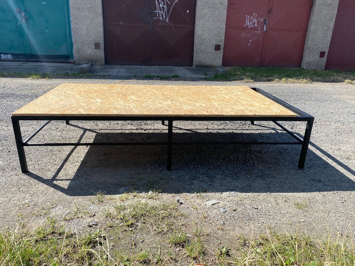 Stůl z dřevotřísky - 2