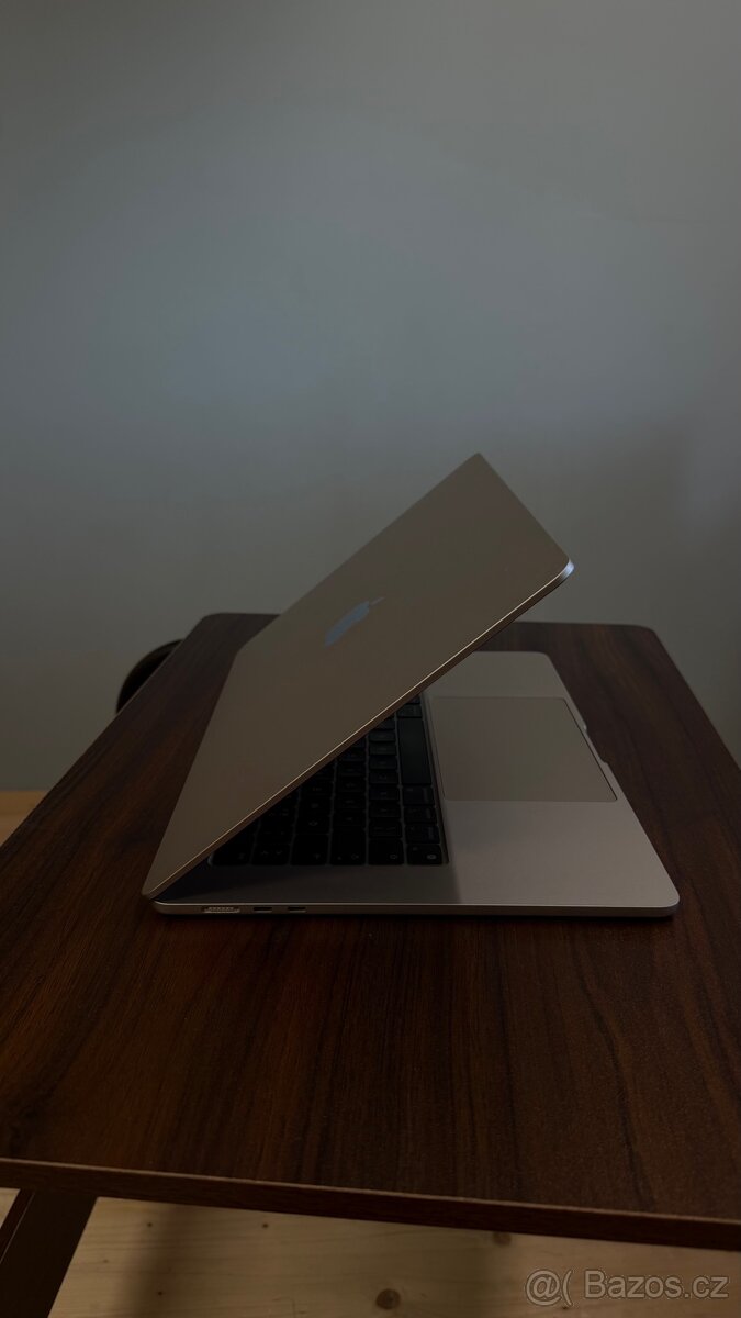 MacBook Air 15" M2 8/512 hvězdně bílý jako nový - 2