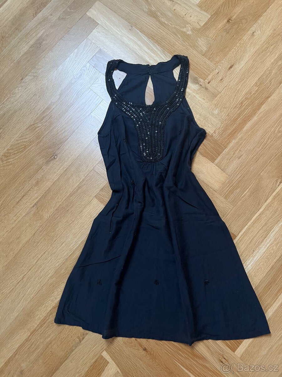 Elegantní černé šaty s korálkovou výšivkou - 2