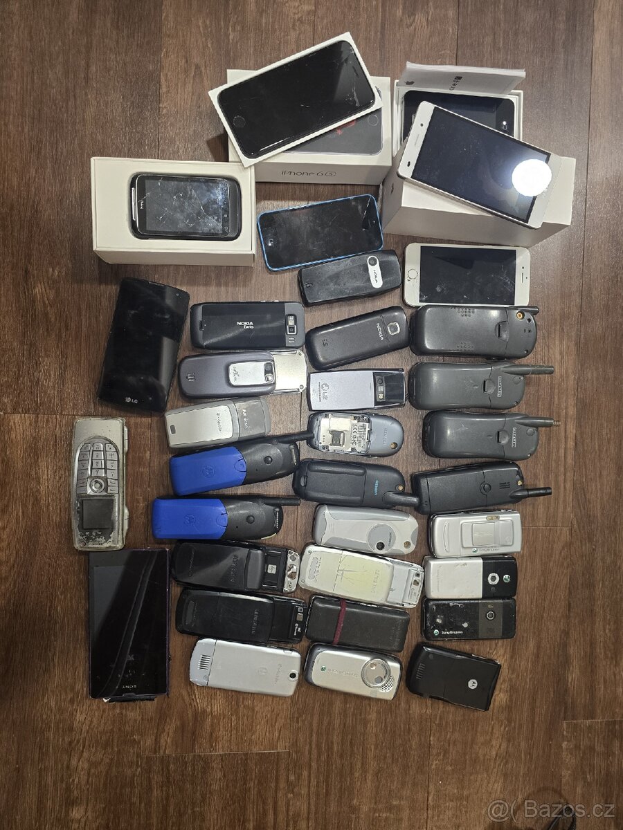 Mix mobilních telefonů 34ks -. iPhone, Nokia 9300 atd. - 2