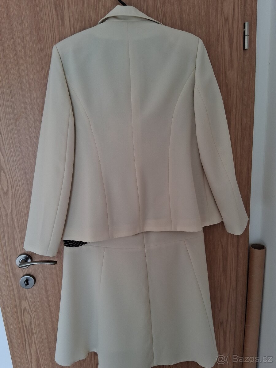 Světlý atypický letní kostým - 2