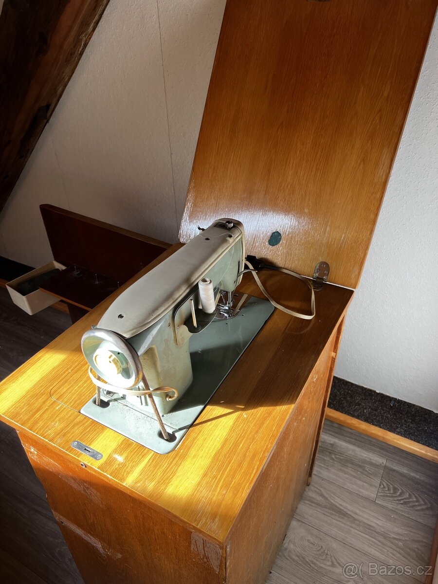 Šicí stroj Lada 225 retro - 2