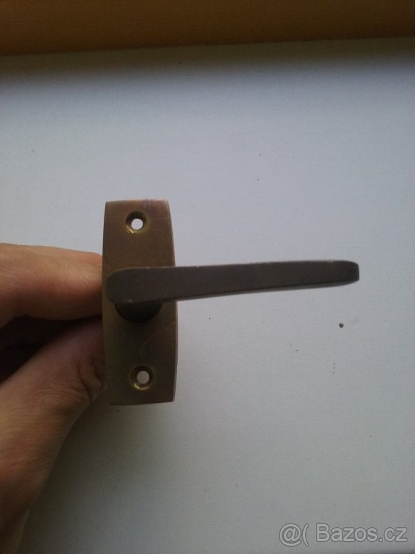 Mosazné okenní kličky na dřevěná okna - 2