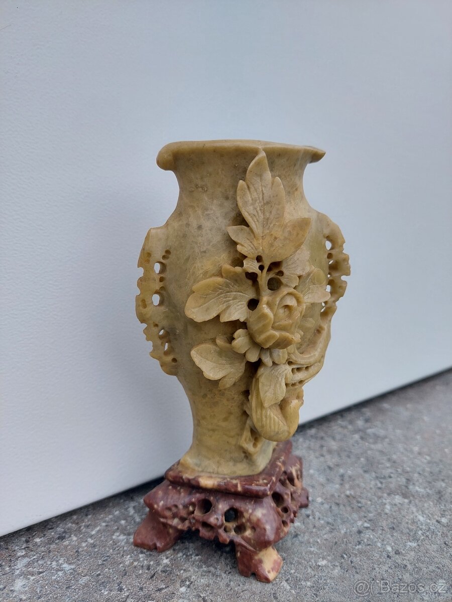 Starožitná Vázička řezaná mastek - 2