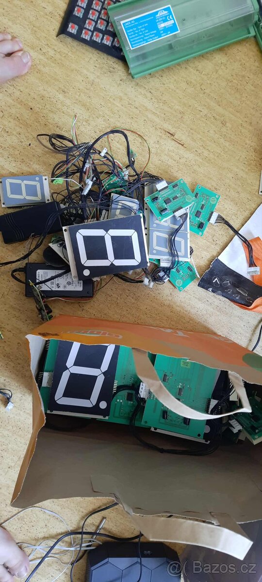 8. segmentove displeje ze stareho vyvolavaciho systemu. - 2