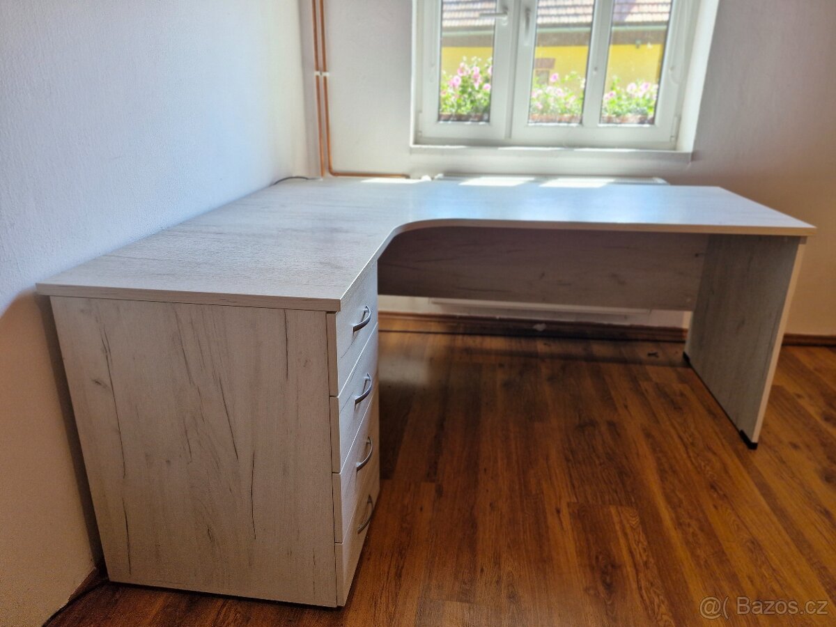 SKŘÍŇ A PSACÍ STŮL - 2
