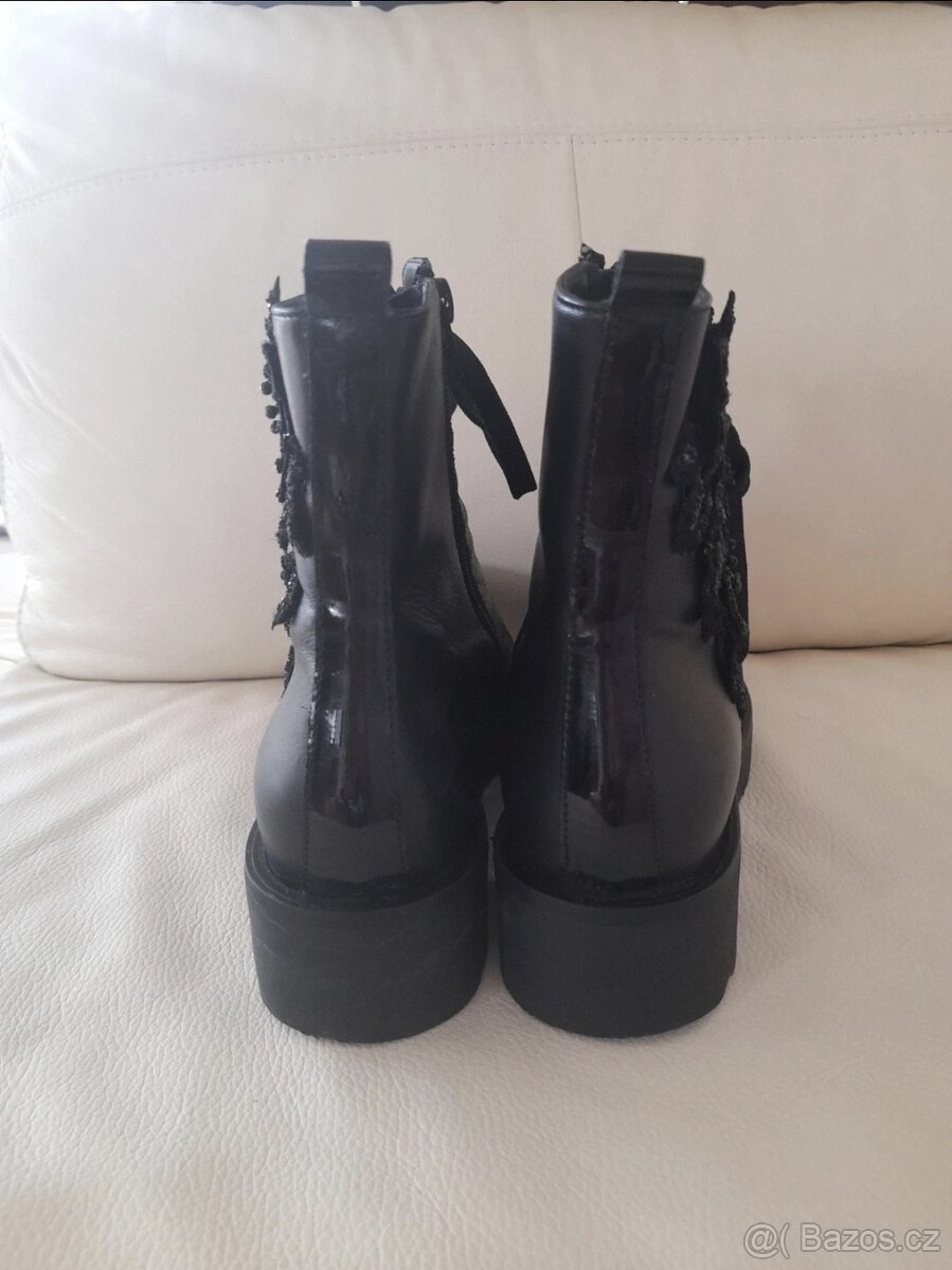 Prodám kožené kotníkové zimní boty s květinovou aplikaci - 2