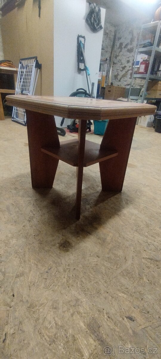 Starý stolek s dlaždicema - 2