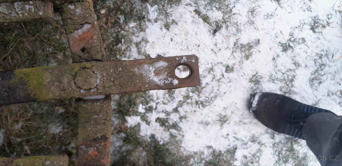 Prodám spodní závěs zetor 3011, 4011 - 2