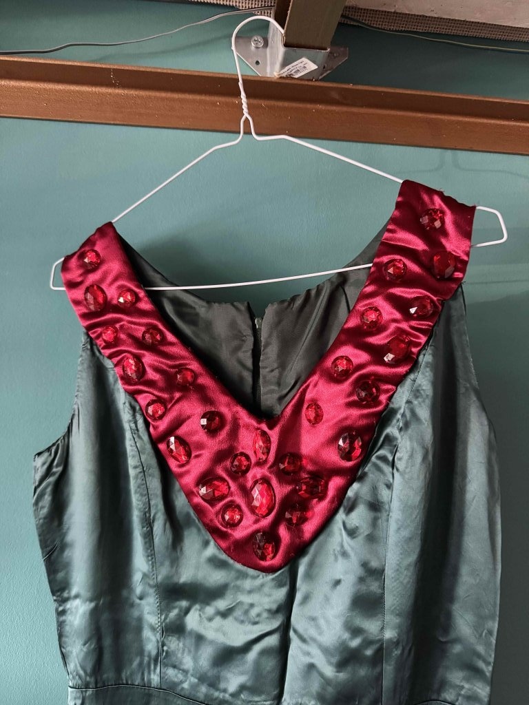 Dámské společenské šaty s ozdobami - 2