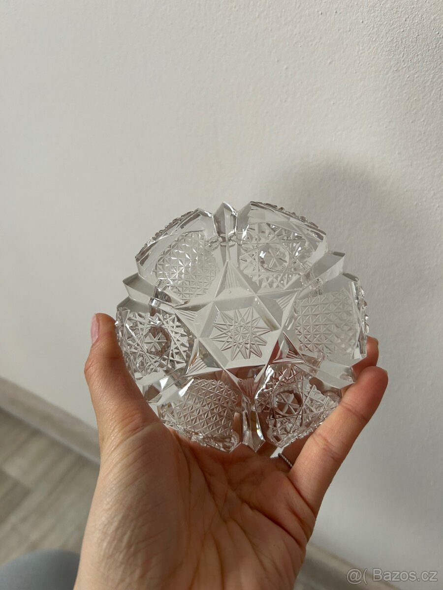Skleněný vyřezávaný popelnik - 2