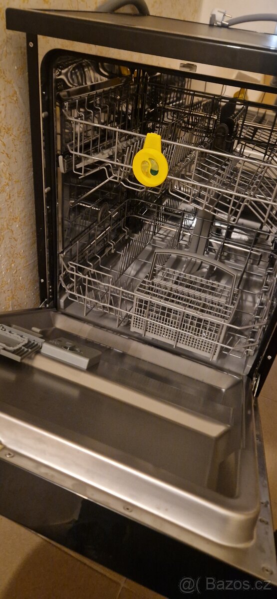 Myčka černé barvy 60cm - 2