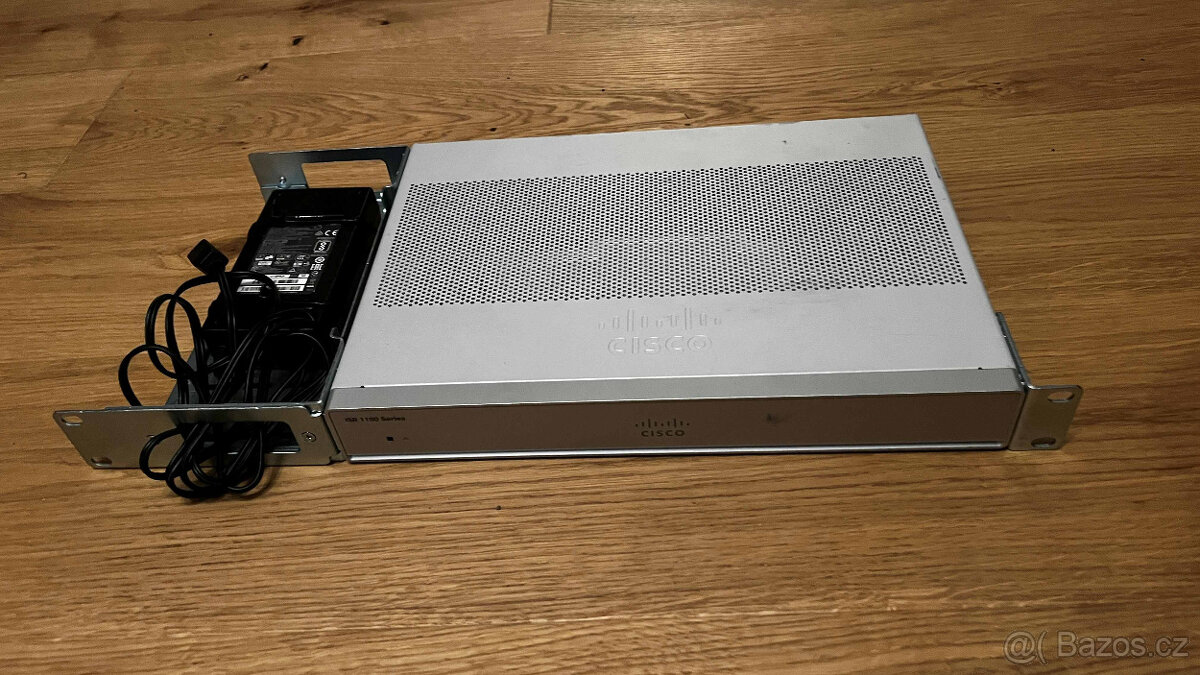 Router Cisco C1111-8P vcetne security licence - 2