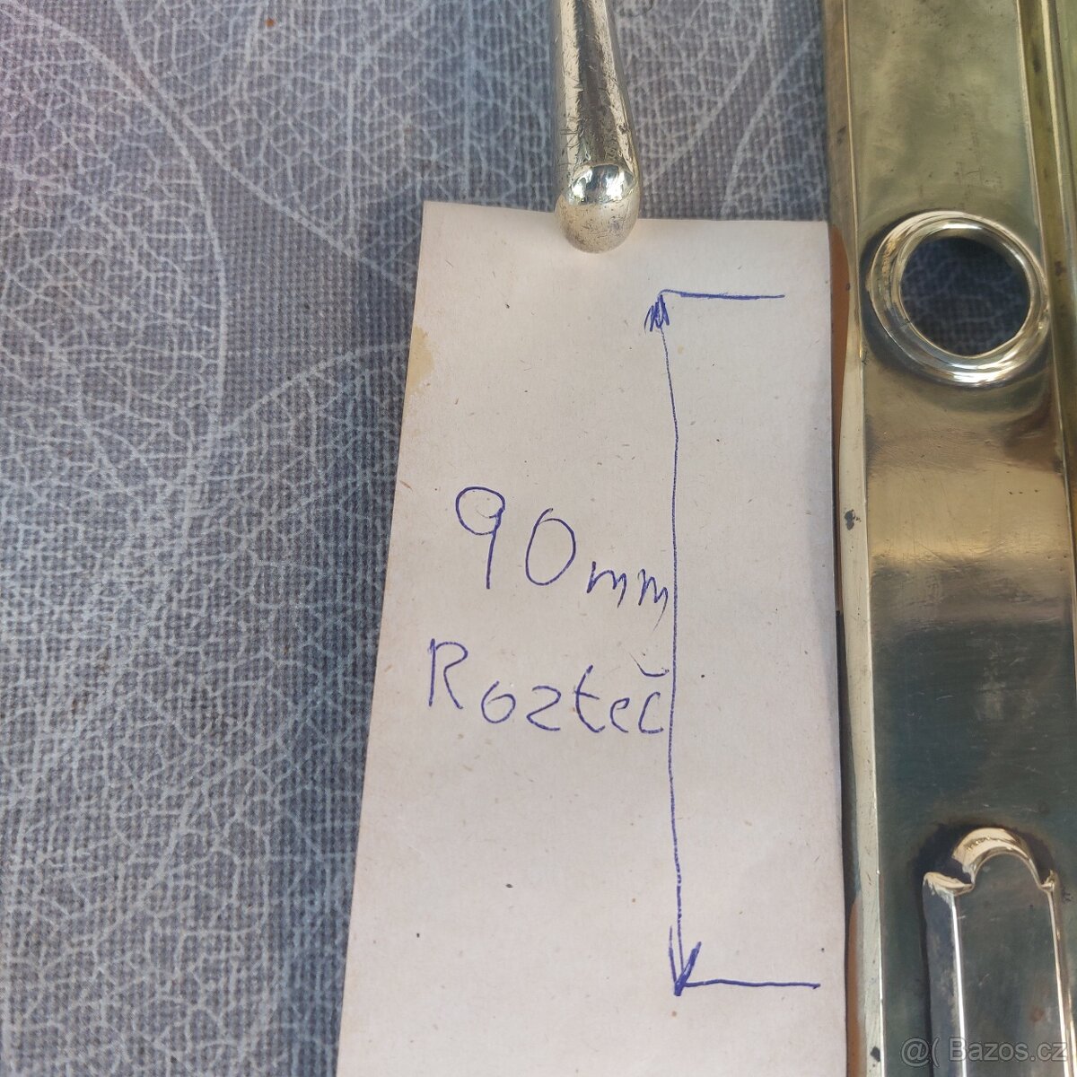 Staré mosazné kliky a štítky ke dveřím. - 2