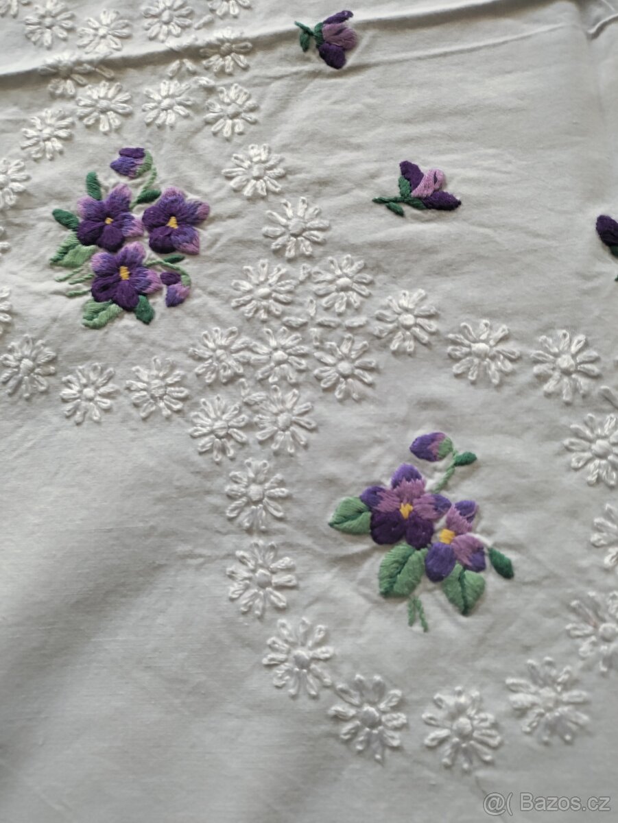 Ručně vyšívaný ubrus fialky - 2