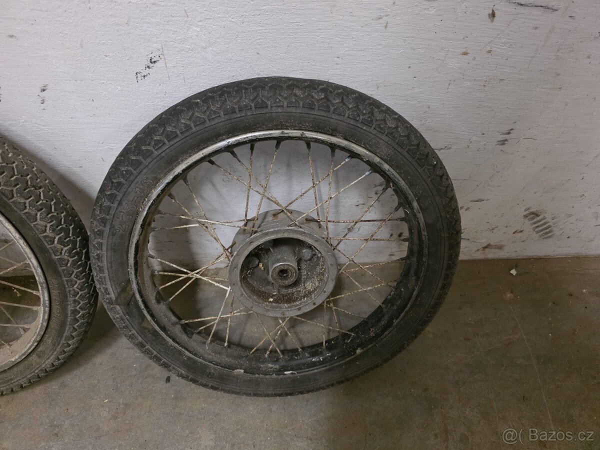 Kola ze starého motocyklu Jawa pionýr - 2