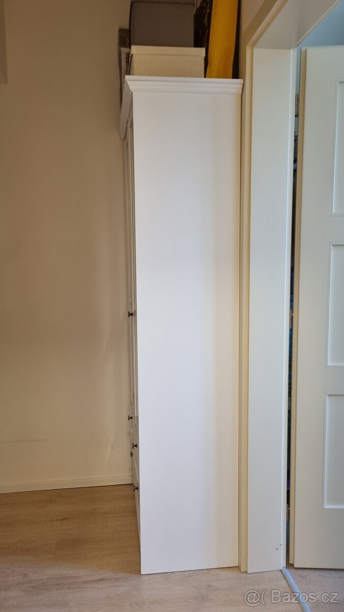 Knihovna / vitrína XXXLutz - 2