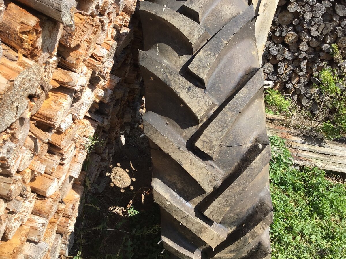 Zadní pneu 16,9-28 - 2