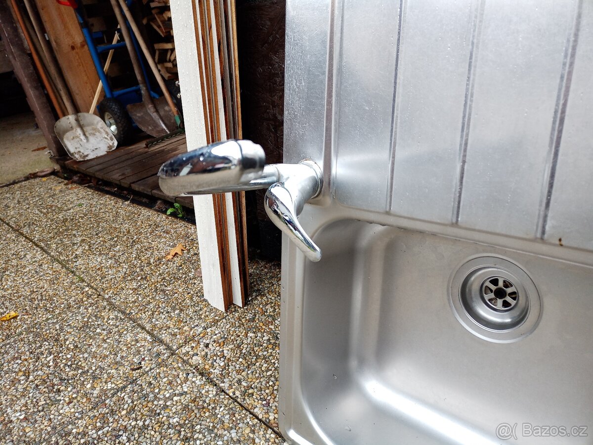 Dřez s baterií a sifonem - 2