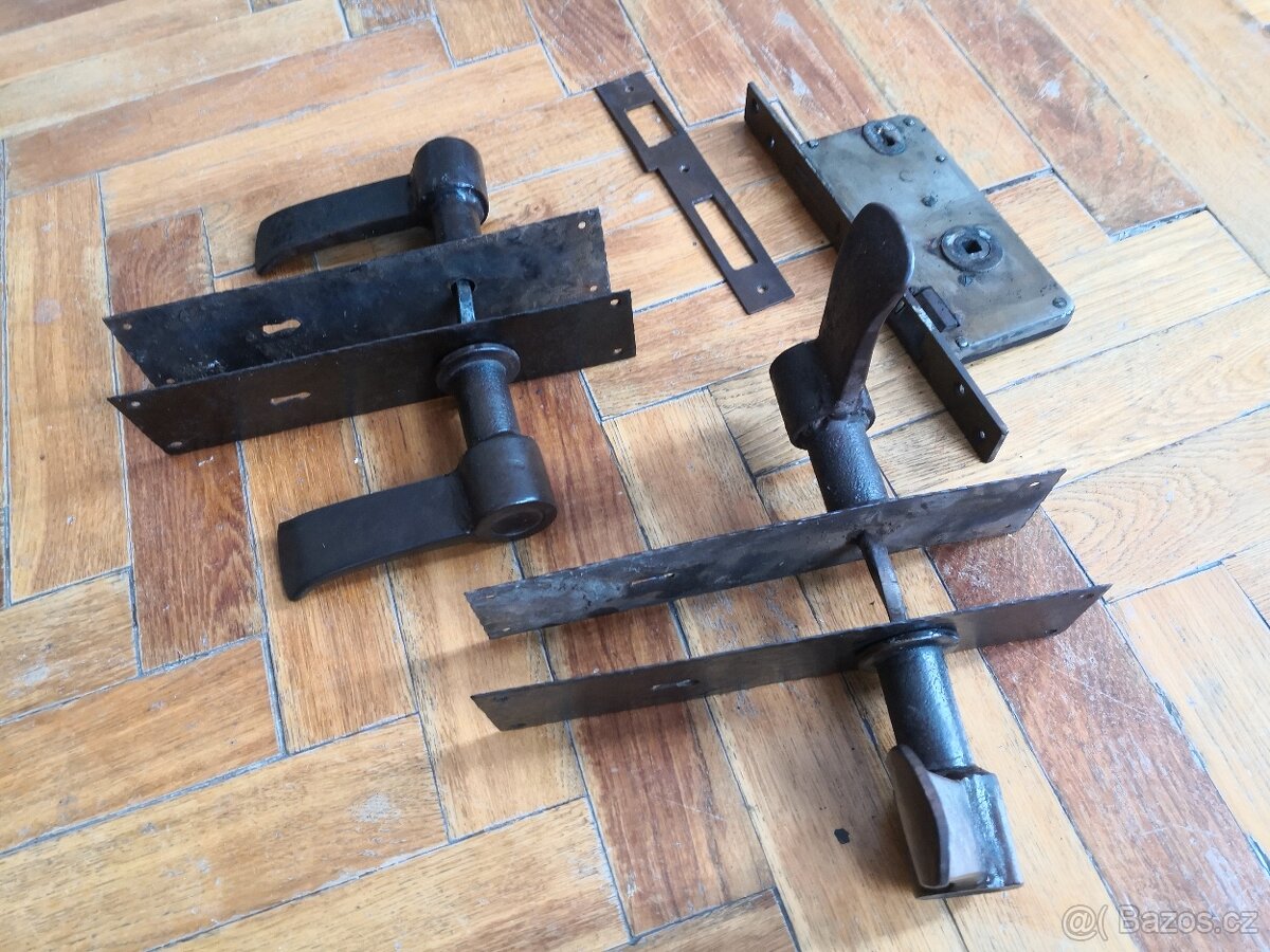 Kované kliky + štítky k vratům - 2