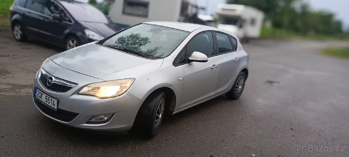 Opel Astra J Rok 2010 - 2
