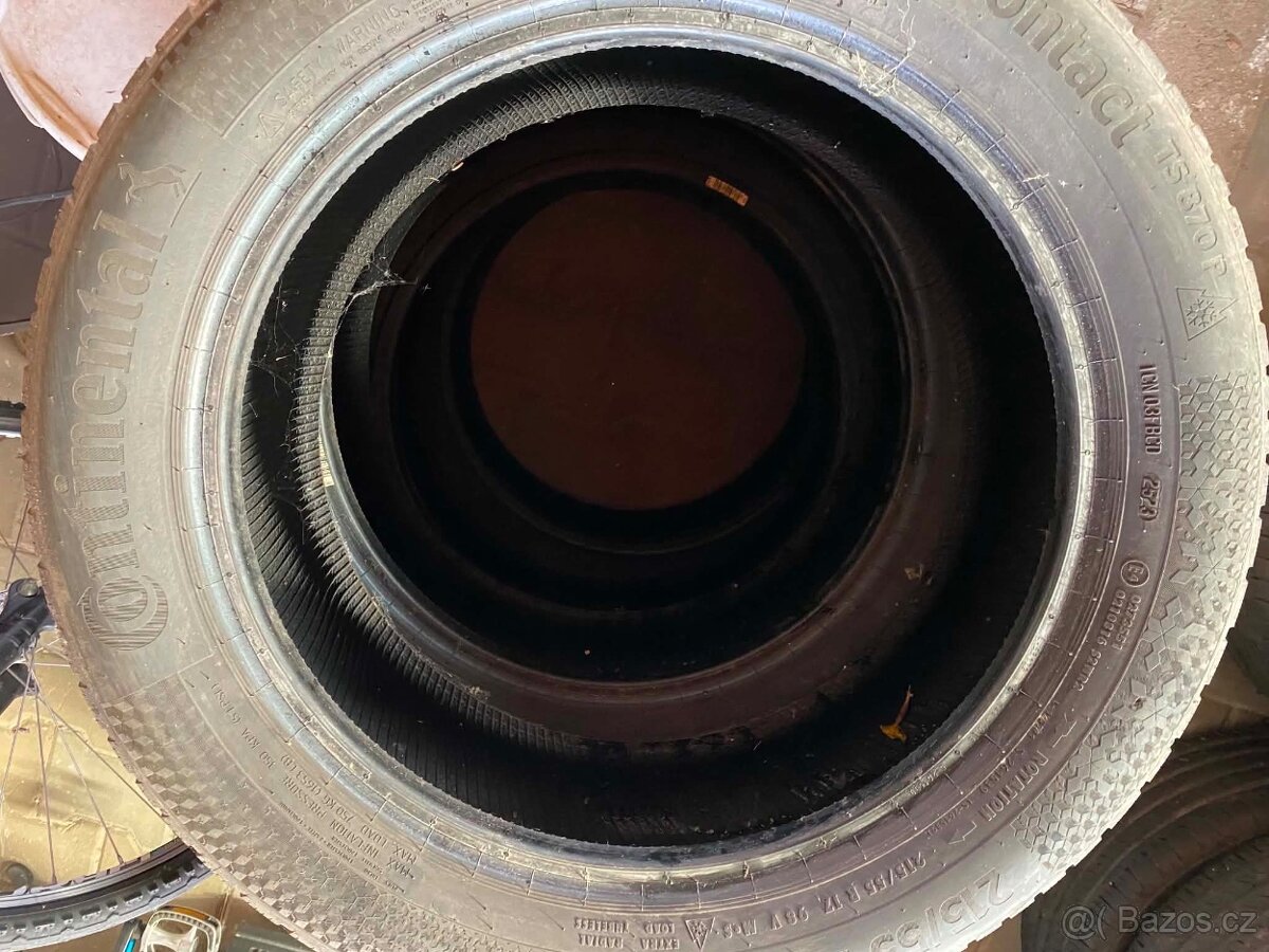 Pneu 215/55 R17 - 2