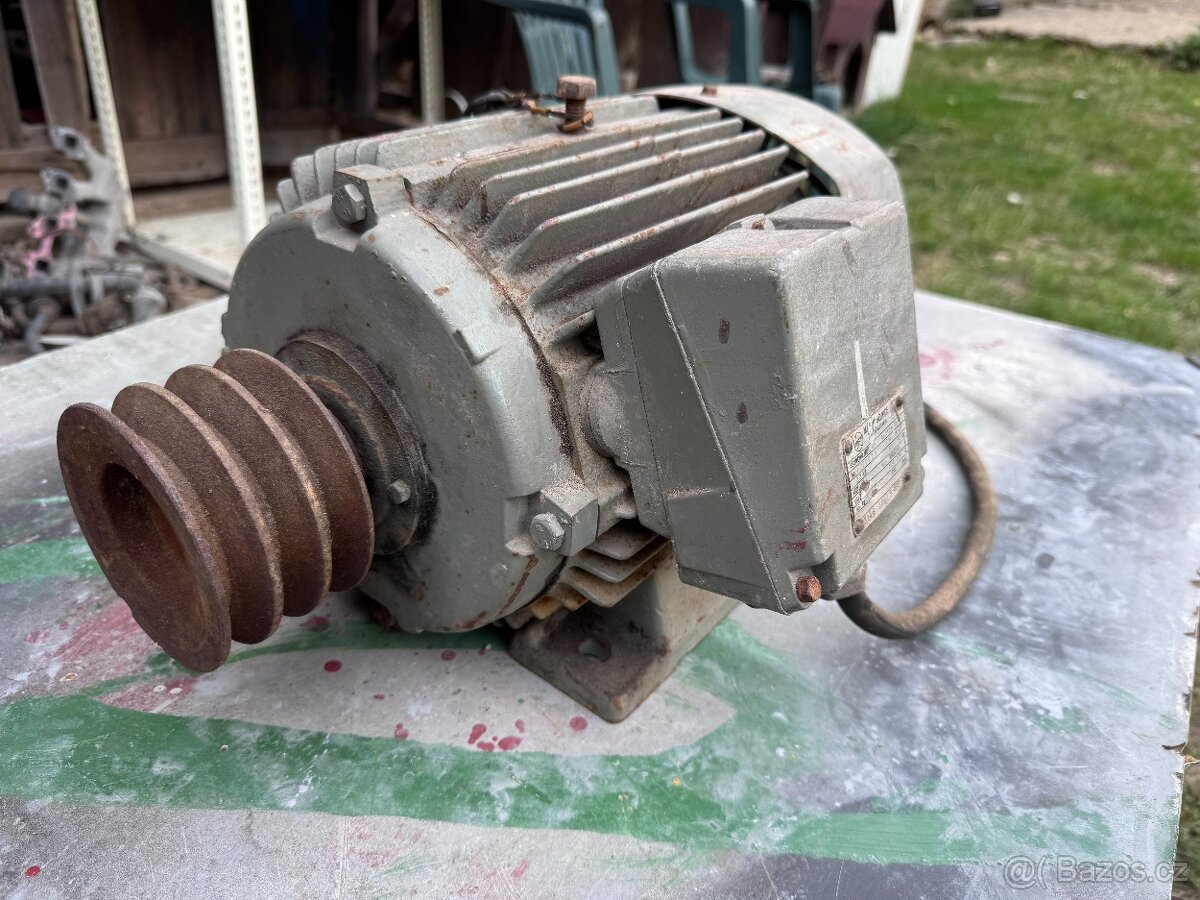 Elektromotor s řemenicí - 2
