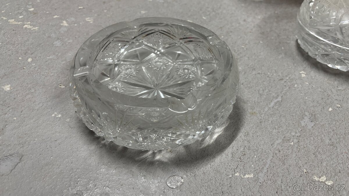 Broušené sklo 2x váza, popelník a miska s víčkem - 2