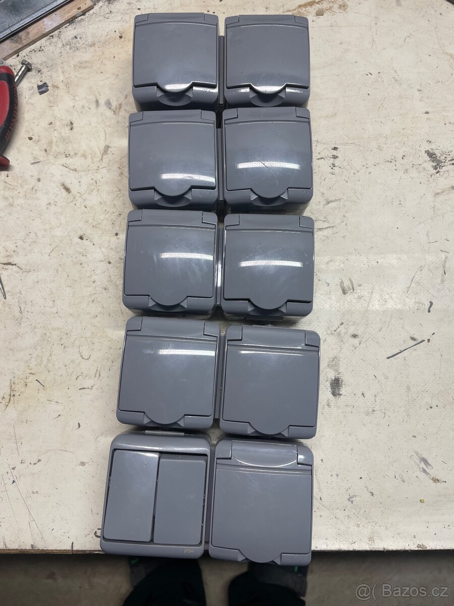 Zásuvky + vypínač IP54 šedá - 2