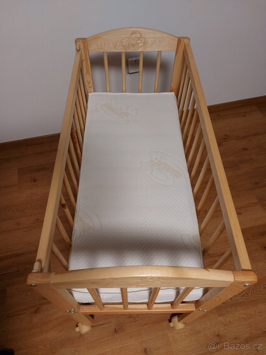 Dětská postýlka se stahovací bočnicí, matrací a kolečky - 2