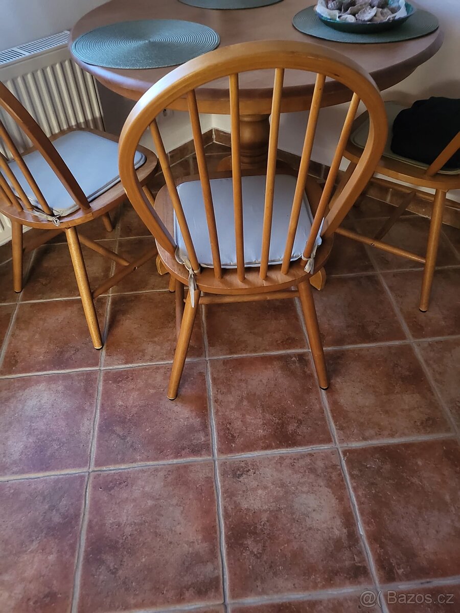 Kuchyňský stůl +4židle,dubové dřevo;průměr 1m,cena 2500,- - 2