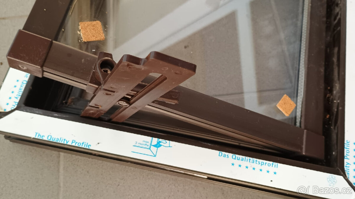 Plastove vyklopne okenko - 2