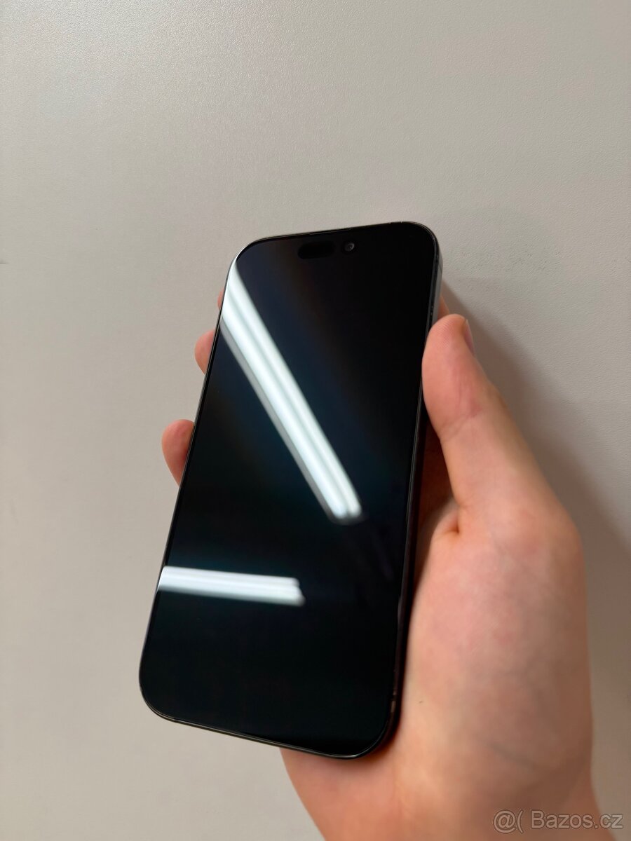 iPhone 16 Pro, baterie 90% - 2