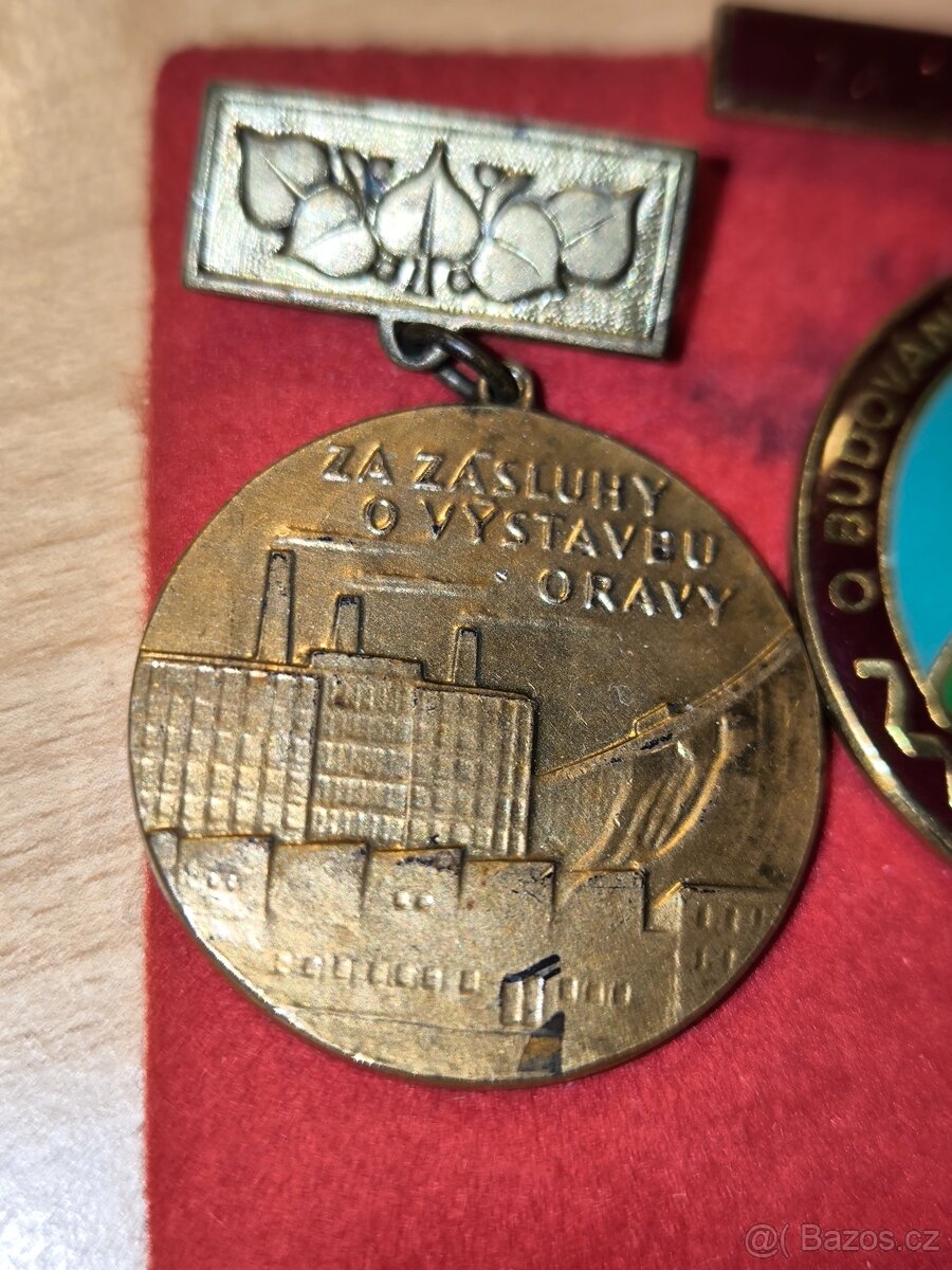Dva staré odznaky Za zásluhy. - 2