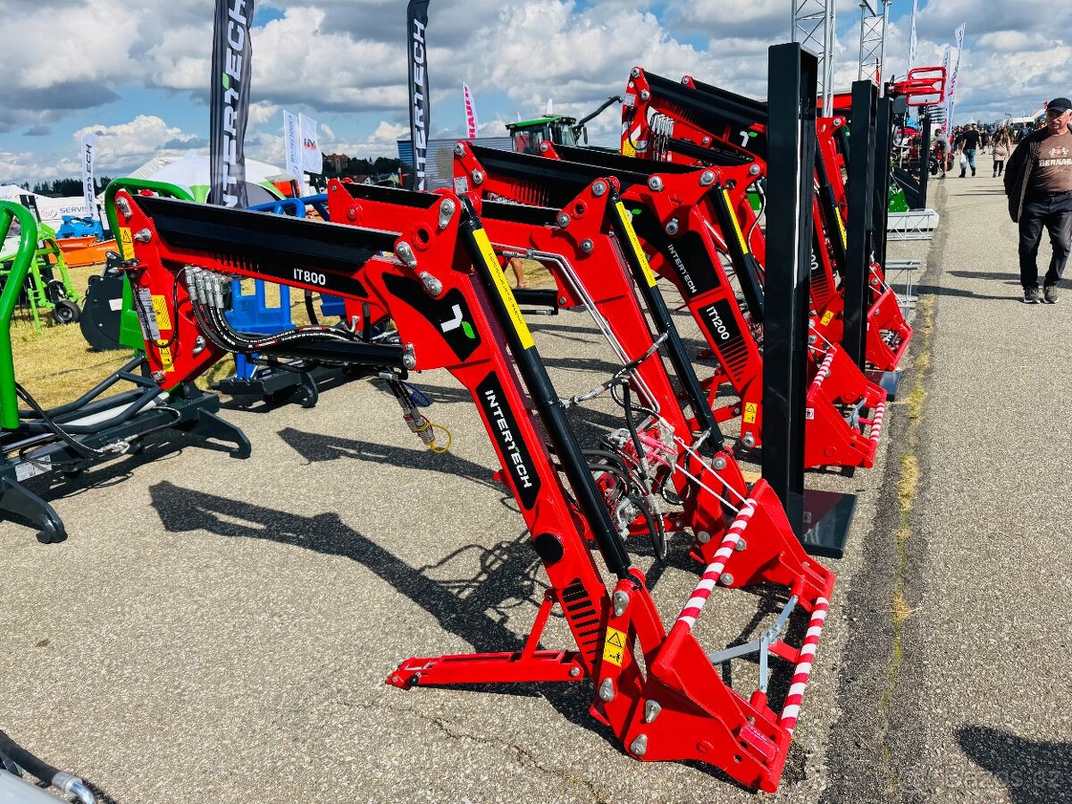 MONTUJEME ČELNÍ NAKLADAČE INTER-TECH - 2