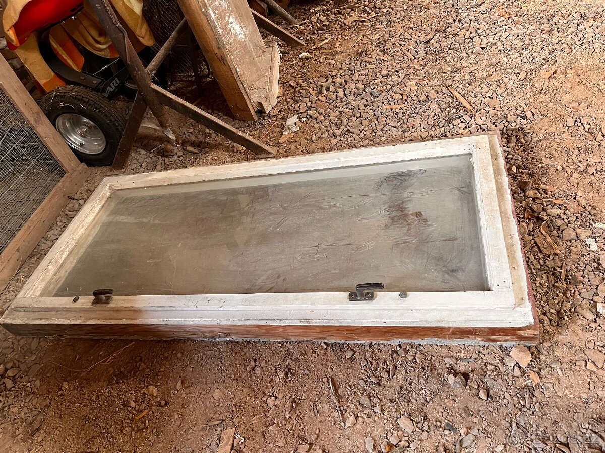 2x STARÁ DVOJITÁ DŘEVĚNÁ BYTELNÁ OKNA PRAVÁ A LEVÁ - 2