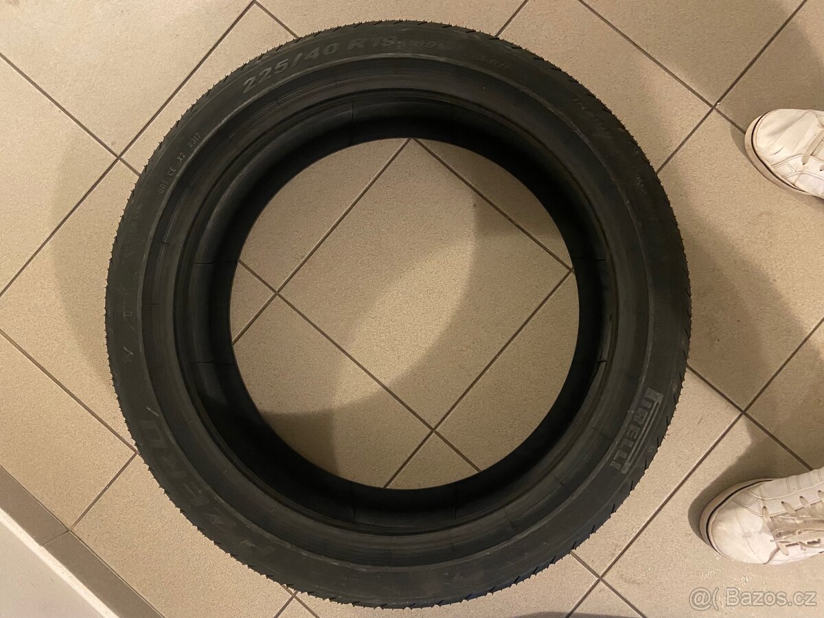 2x Pirelli P Zero 225/40/19 89W Run Flat - 2