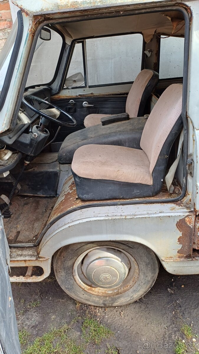 Škoda 1203 zo šiltom - 2