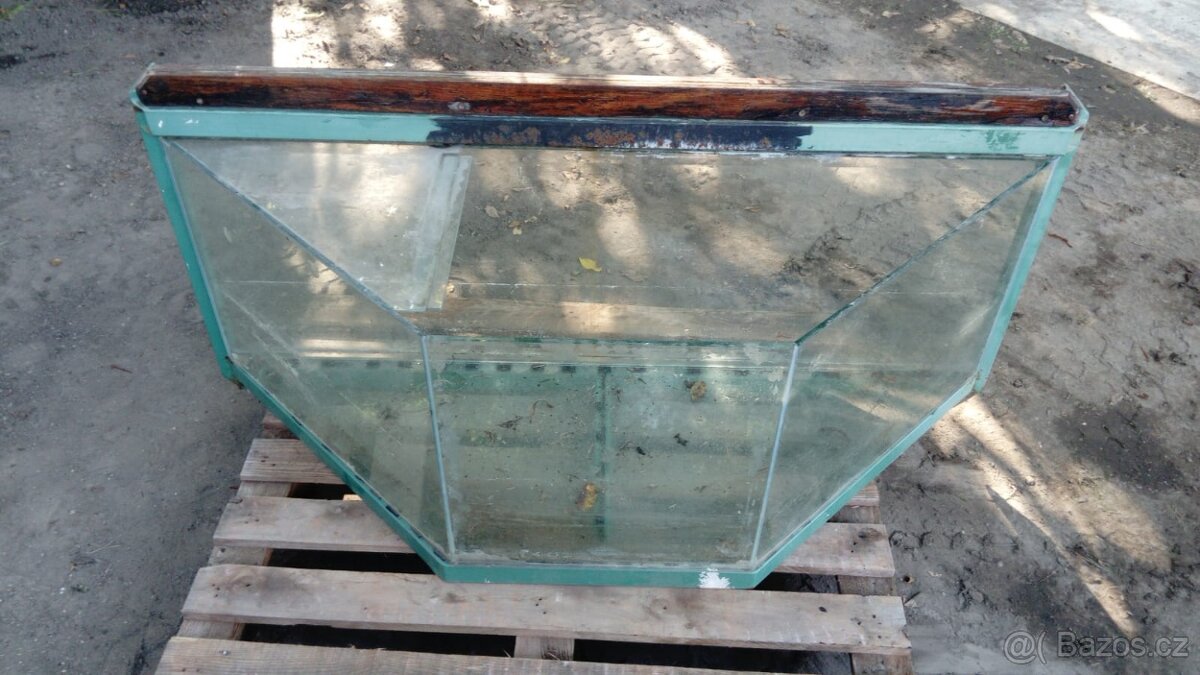 Prodám akvárium - terárium v ocelovém rámu. - 2