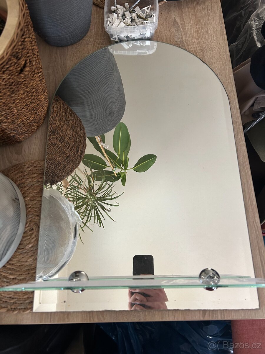 Zrcadlo s poličkou - 2