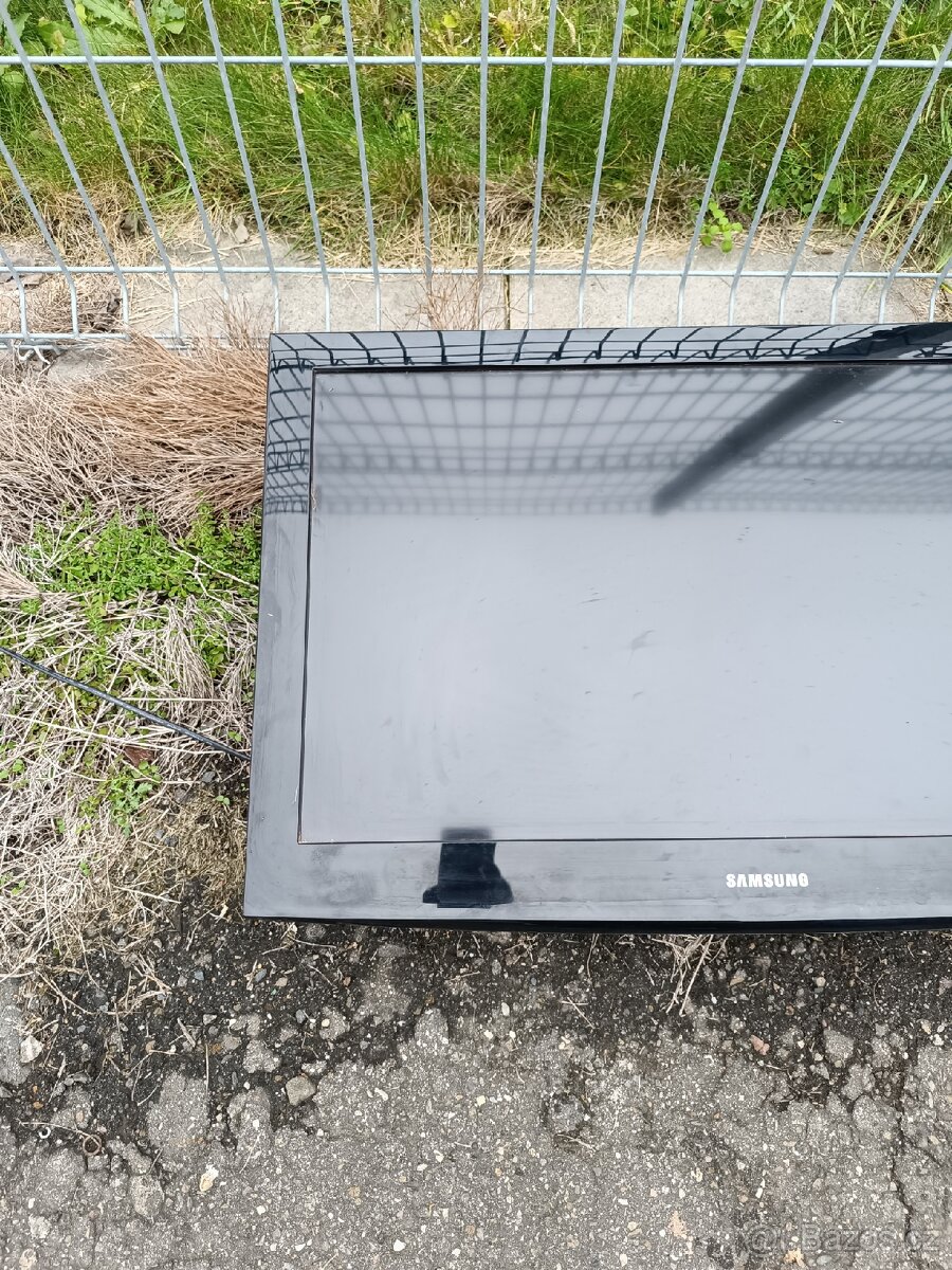 Prodám LCD TV Samsung 32", na zeď - 2