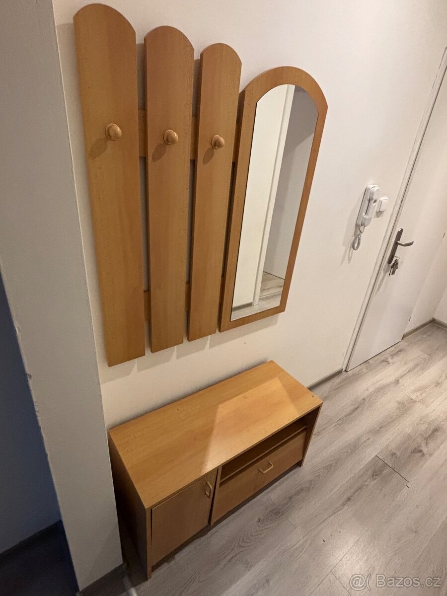 Botník se zrcadlem a věšákem - 2