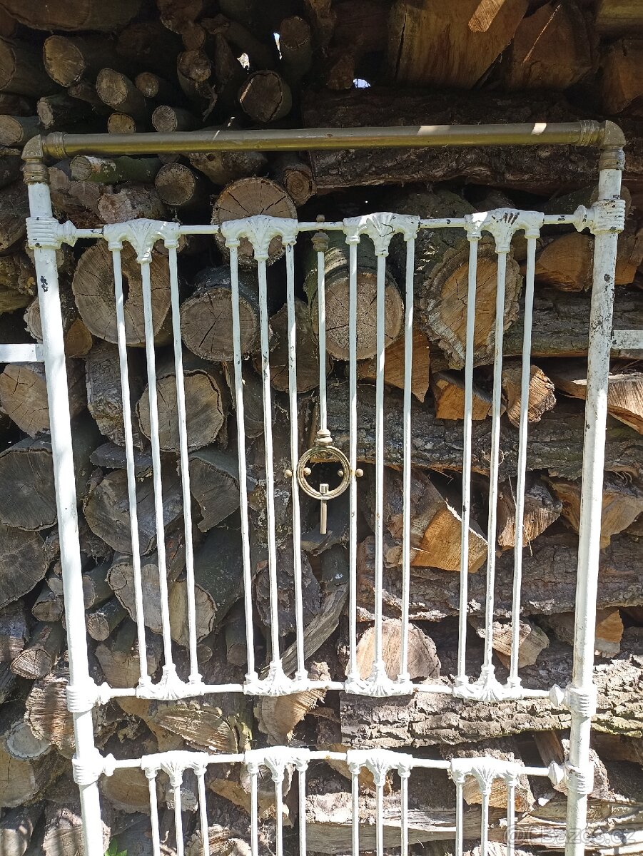 Stará, kovová mřížka s mosaznými prvky - 2