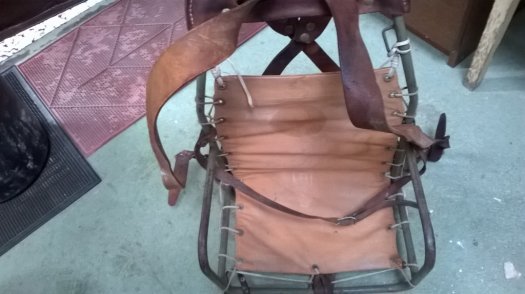 sedačka, tácy do mikro. trouby, knihy, stojany - 2