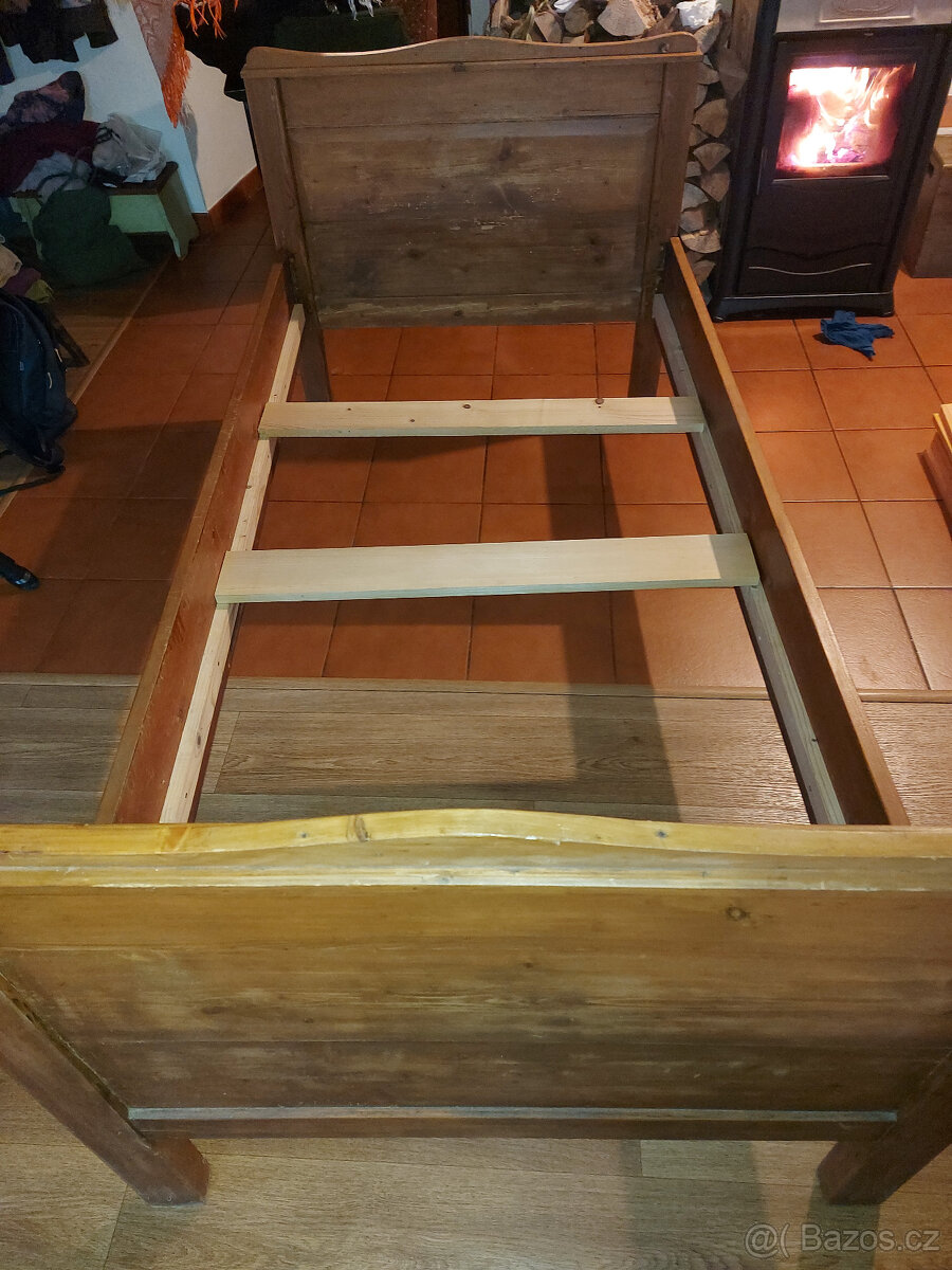 Postel dřevěná starožitná - 2