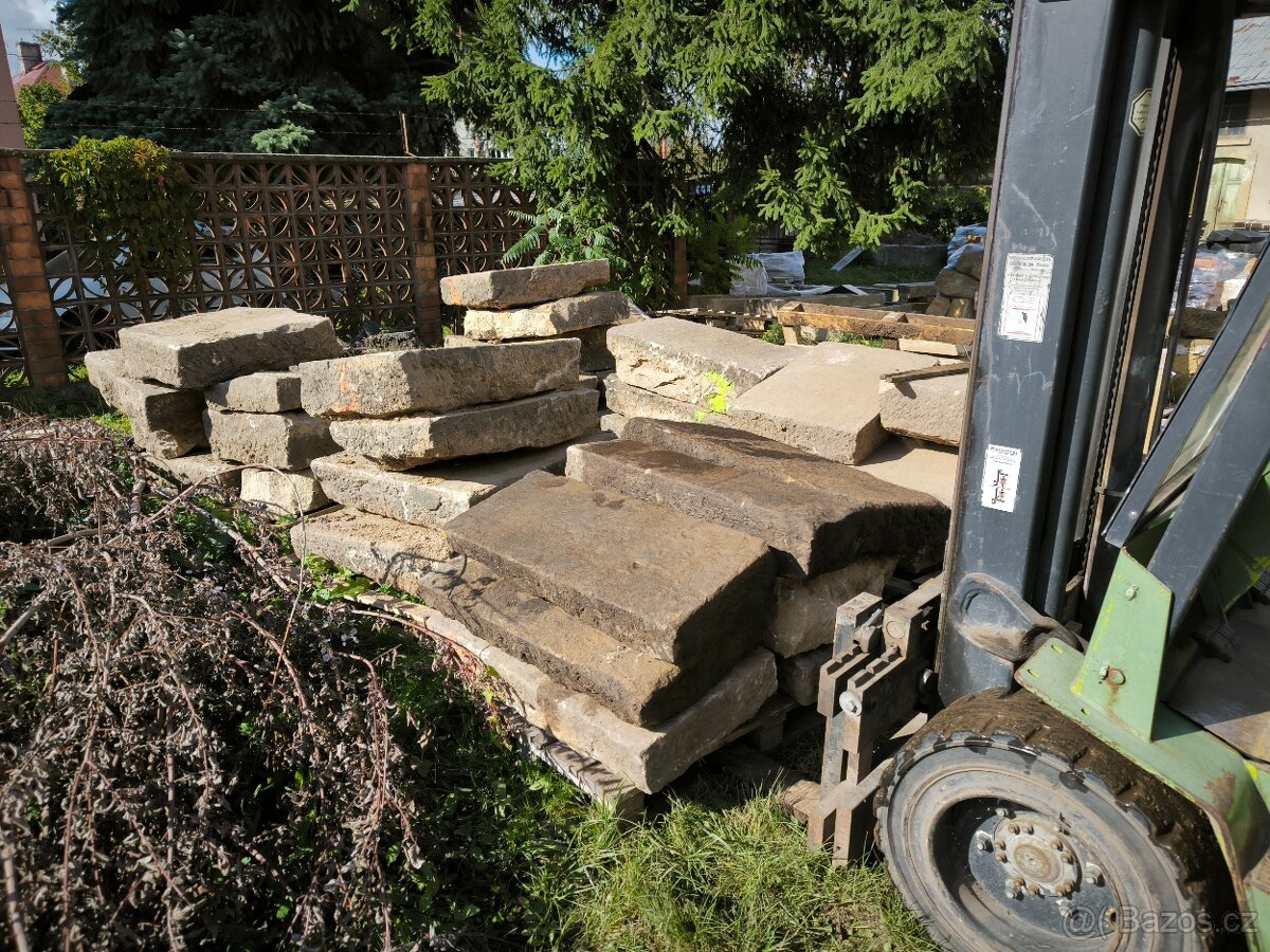 Stara pískovcová dlažba, zápraží,slapaky - 2